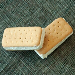 WHOLE VANILLA SANDWICH ICECREAM
آيسكريم حبة كاملة بطعم الفانيلا مقرقش